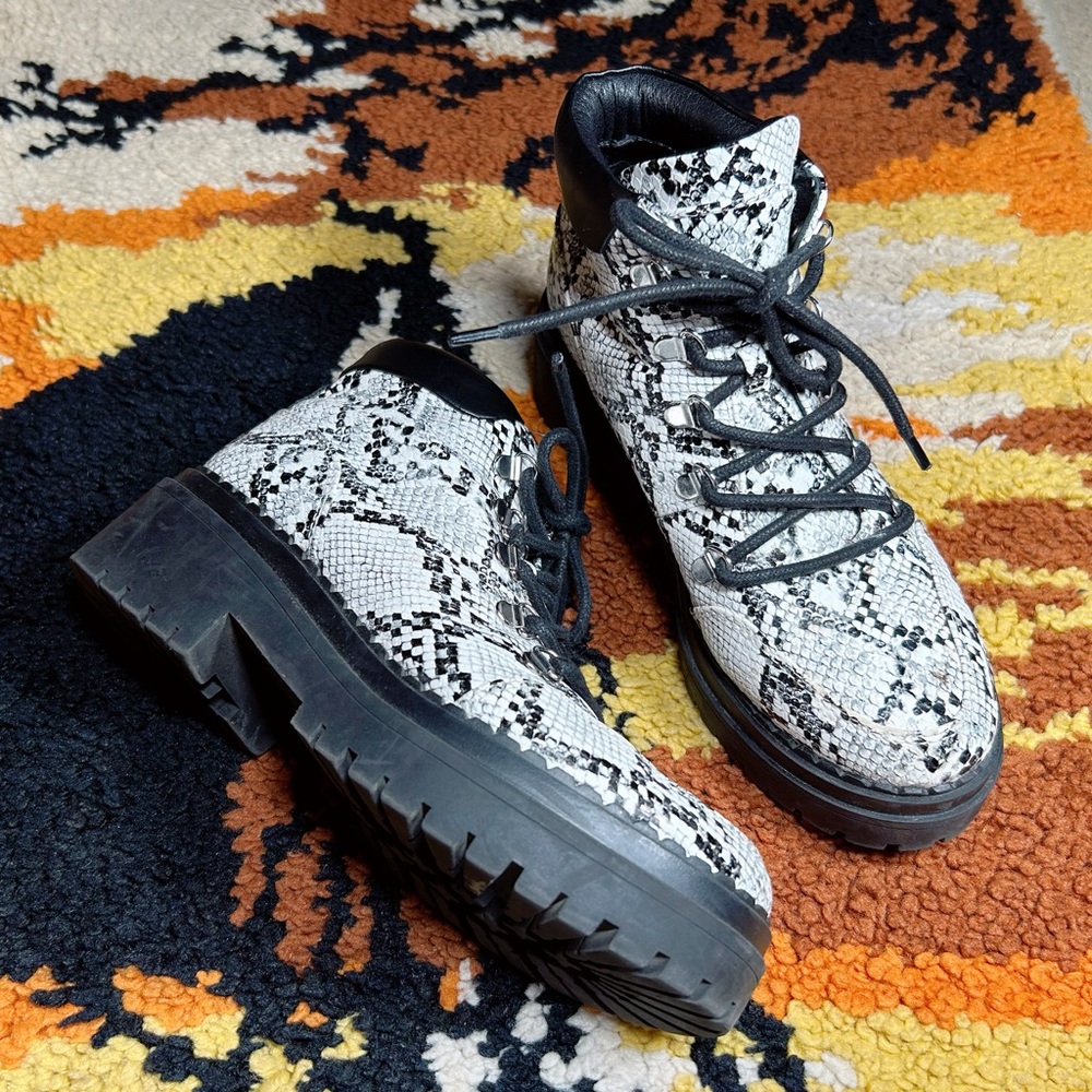 Rocker Chick, INDIGO RD, Wrenley, snake boots!!